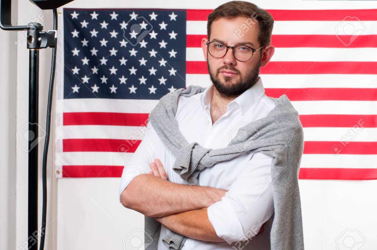 アメリカ合衆国の旗の背景に笑顔の若い男 学生は 外国語として英語を学んでいます アメリカの国旗 の写真素材 画像素材 Image アメリカ合衆国の旗の背景に笑顔の若い男 学生は 外国語として英語を学んでいます アメリカの国旗 の写真素材 画像素材 Image