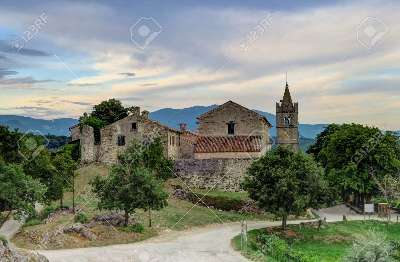 La Ciudad Más Pequeña Del Mundo Hum En Croacia Es Conocida Como La Ciudad Más Pequeña Del Mundo Fotos,  Retratos, Imágenes Y Fotografía De Archivo Libres De Derecho. Image  89035476.