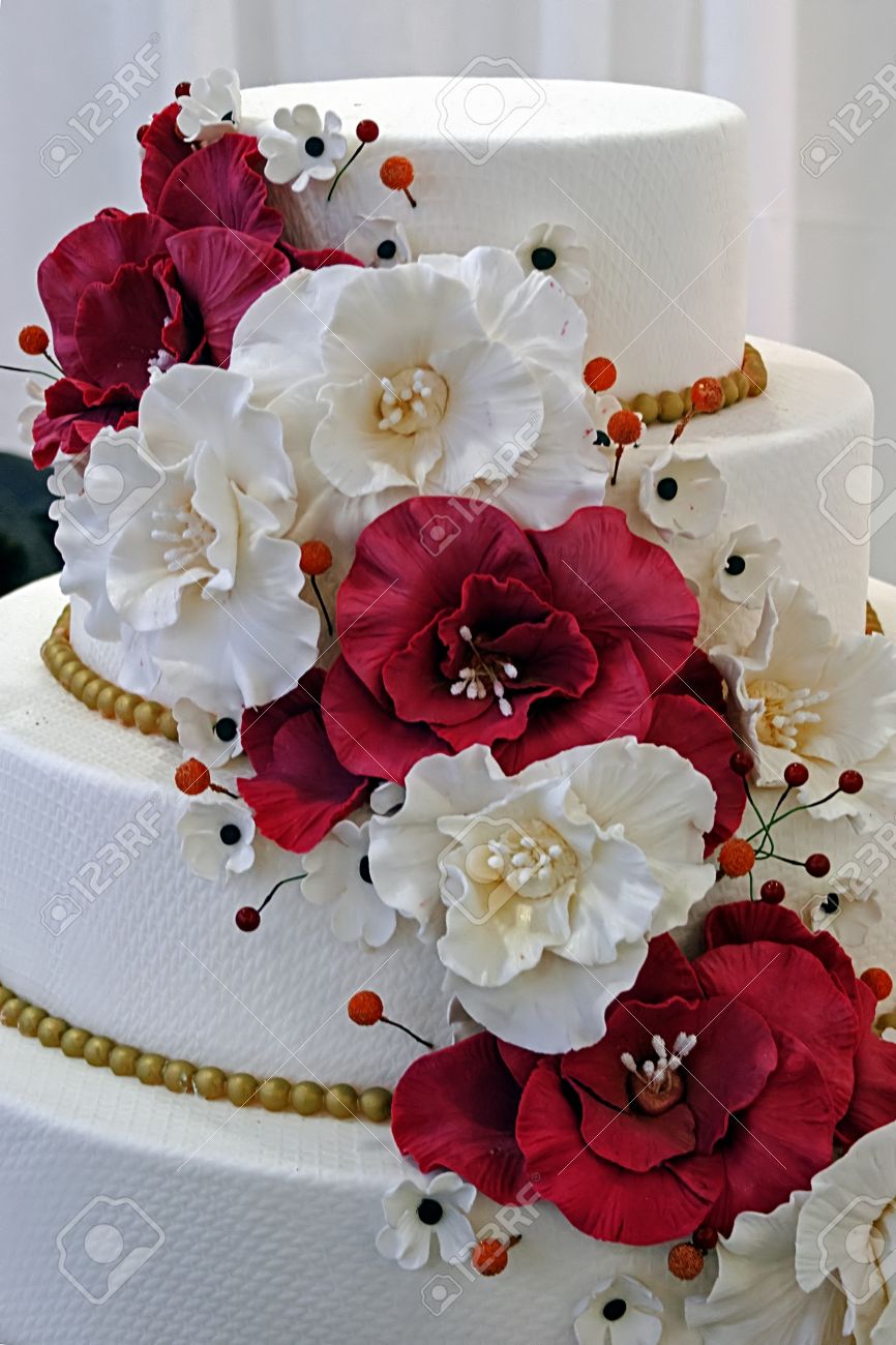Un Gateau De Mariage Specialement Decoree Avec Des Fleurs Comestibles Banque D Images Et Photos Libres De Droits Image