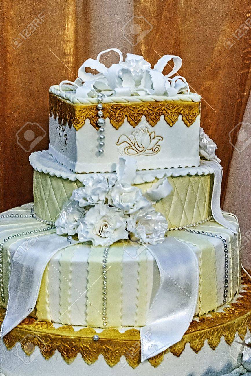 Un Gateau De Mariage Specialement Decoree Avec Des Rubans Blancs Et De Fleurs Comestibles Banque D Images Et Photos Libres De Droits Image