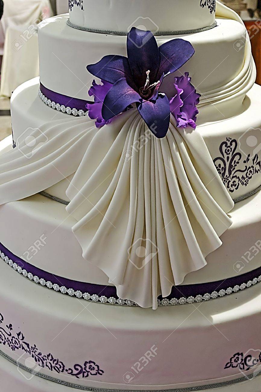 Un Gateau De Mariage Specialement Decoree Avec Des Fleurs Pourpres Comestibles Et Rubans Banque D Images Et Photos Libres De Droits Image