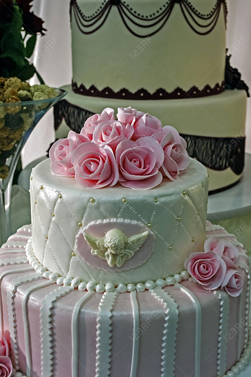 Gateaux De Mariage Decore De Fleurs Comestibles Et De Rubans Roses Et Brunes Banque D Images Et Photos Libres De Droits Image