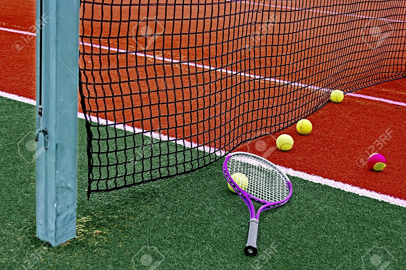 ボール テニス ラケットの合成フィールドに網のまわりで整理 の写真素材 画像素材 Image