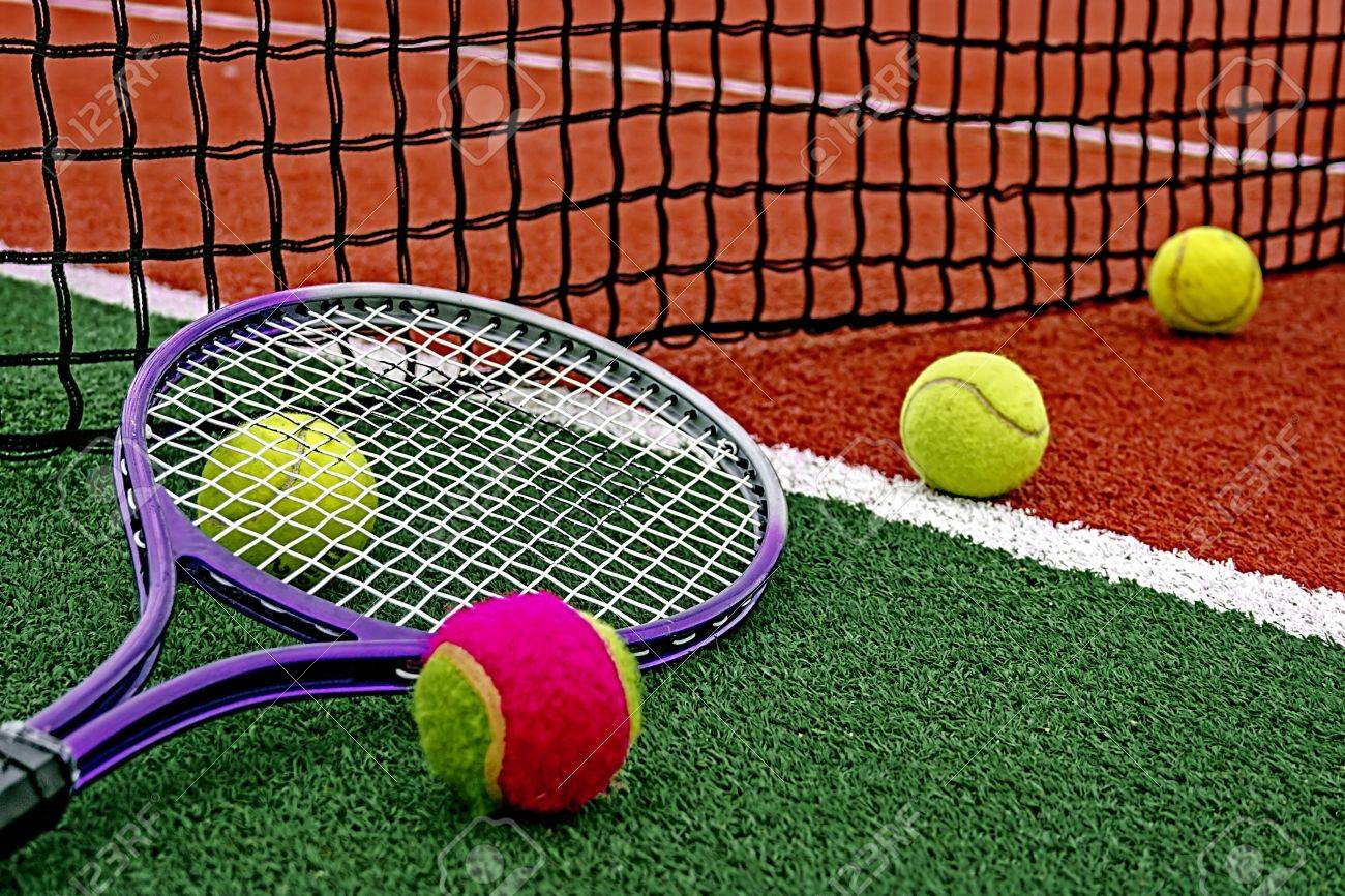 tenista McKenzie Oscar Leyva Raqueta De Tenis Y Pelota Dispuestas Alrededor De La Red En Un Campo Sintético Fotos, Retratos, Imágenes Y Fotografía De Archivo Libres De Derecho. Image 17901063.