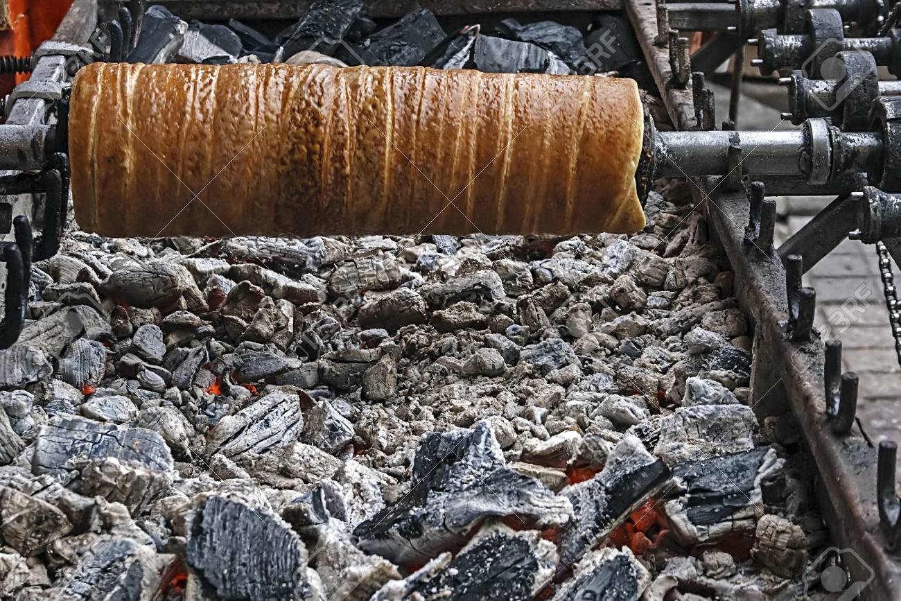 ハンガリーの Kurtoskalacs が グリルで調理された 伝統的な食べ物で公平にルーマニア トランシルバニアの特定 の写真素材 画像素材 Image