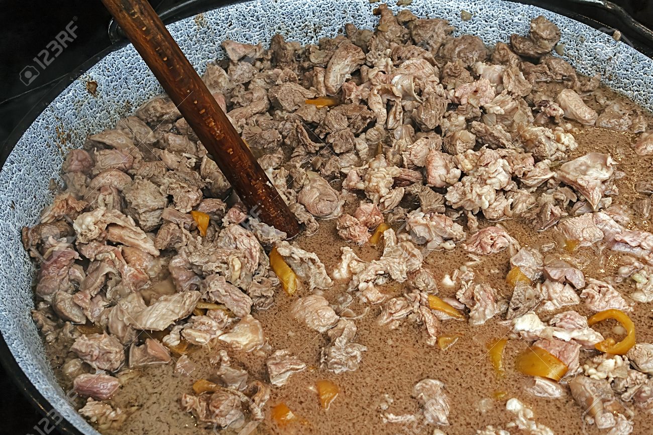 肉グーラッシュ伝統的な食べ物フェアで 大きめのボウルを用意します ルーマニア トランシルバニアの特定 の写真素材 画像素材 Image