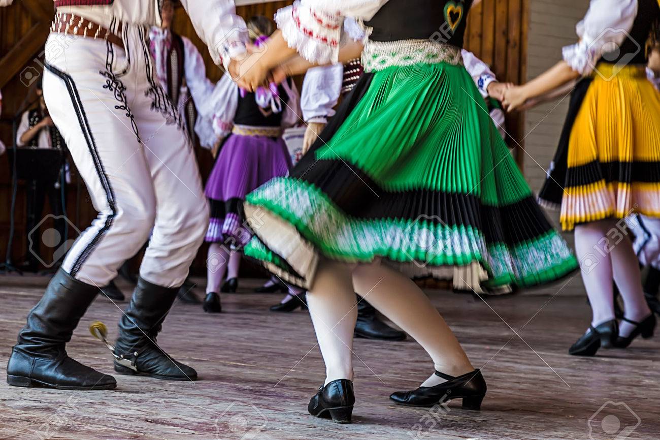 伝統的な衣装で若いチェコのダンサーは、フォーク ダンスを実行