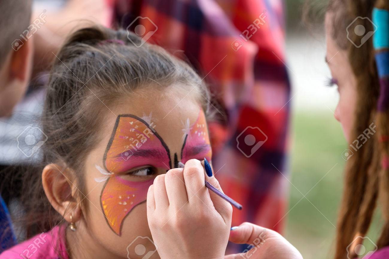 TIMISOARA, ROMANIA - JUNE 01, 2016: Workshop with face painting for children, in a park in Timisoara, Romania. International children Day. - 57849090 TIMISOARA, ROMANIA - JUNE 01, 2016: Workshop with face painting for children, in a park in Timisoara, Romania. International children Day. - 57849090