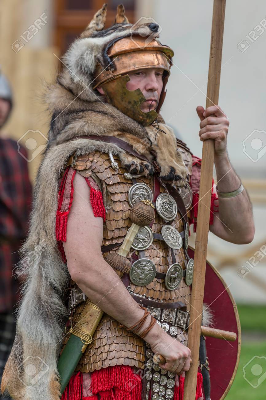 Alba Iulia Roumanie 29 Avril 2017 Soldat Romain En Costume De Bataille Present Au Festival Romain Apulum Organise Par L Hotel De Ville Banque D Images Et Photos Libres De Droits Image 77719028