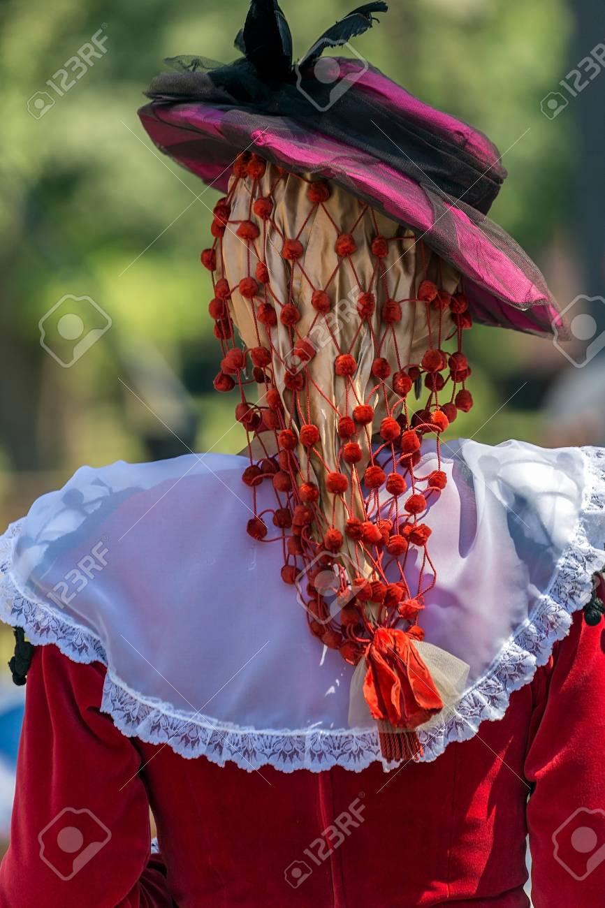 レースと三つ編みの女性のためのスペインの民族衣装のディテール の写真素材 画像素材 Image