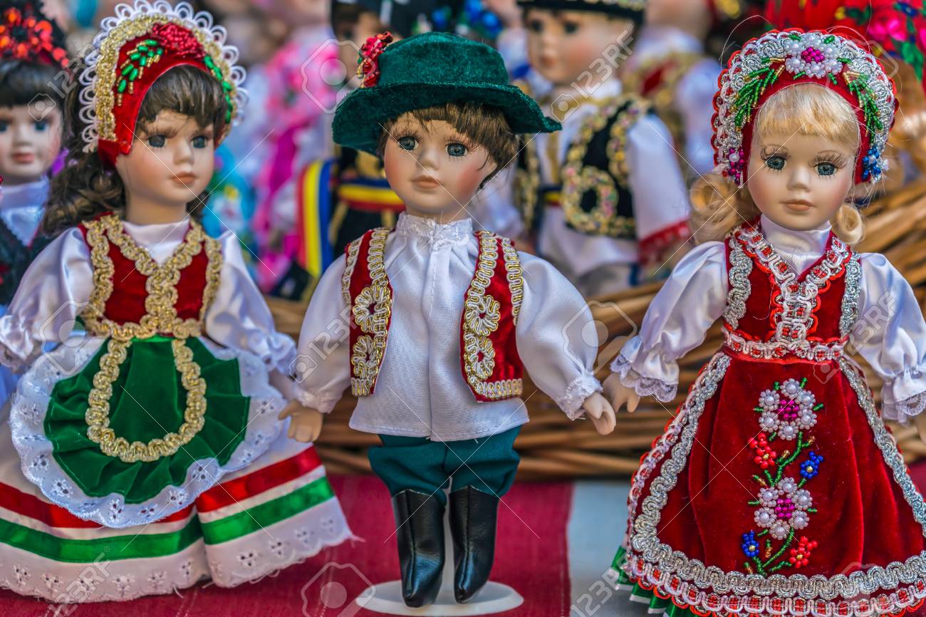 人形は伝統的なハンガリーの民族衣装を着て、1 つの伝統的なフェアで