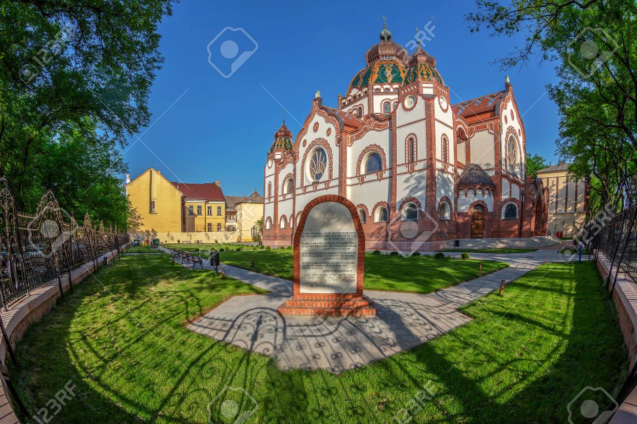 SUBOTICA, SERBIA - APRIL 28,2018: Hungarian Art Nouveau synagogue, the second largest synagogue in Europe, built in 1901-1902 according to the plans of architects Marcell Komor and Dezso Jakab. - 106258093 SUBOTICA, SERBIA - APRIL 28,2018: Hungarian Art Nouveau synagogue, the second largest synagogue in Europe, built in 1901-1902 according to the plans of architects Marcell Komor and Dezso Jakab. - 106258093