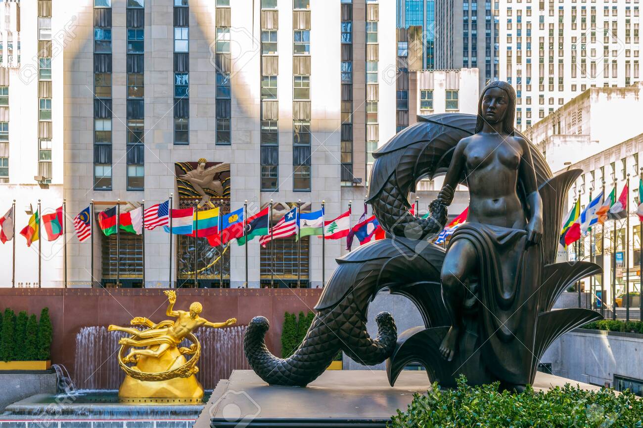 미국 뉴욕 - 2020년 3월 7일: 록펠러 광장에 있는 프로메테우스 및 기타 동상. 록펠러 센터는 맨해튼 미드타운 중심에 19개의  상업용 건물로 구성된 대규모 복합 단지입니다. 로열티 무료 사진, 그림, 이미지 그리고 스톡포토그래피.