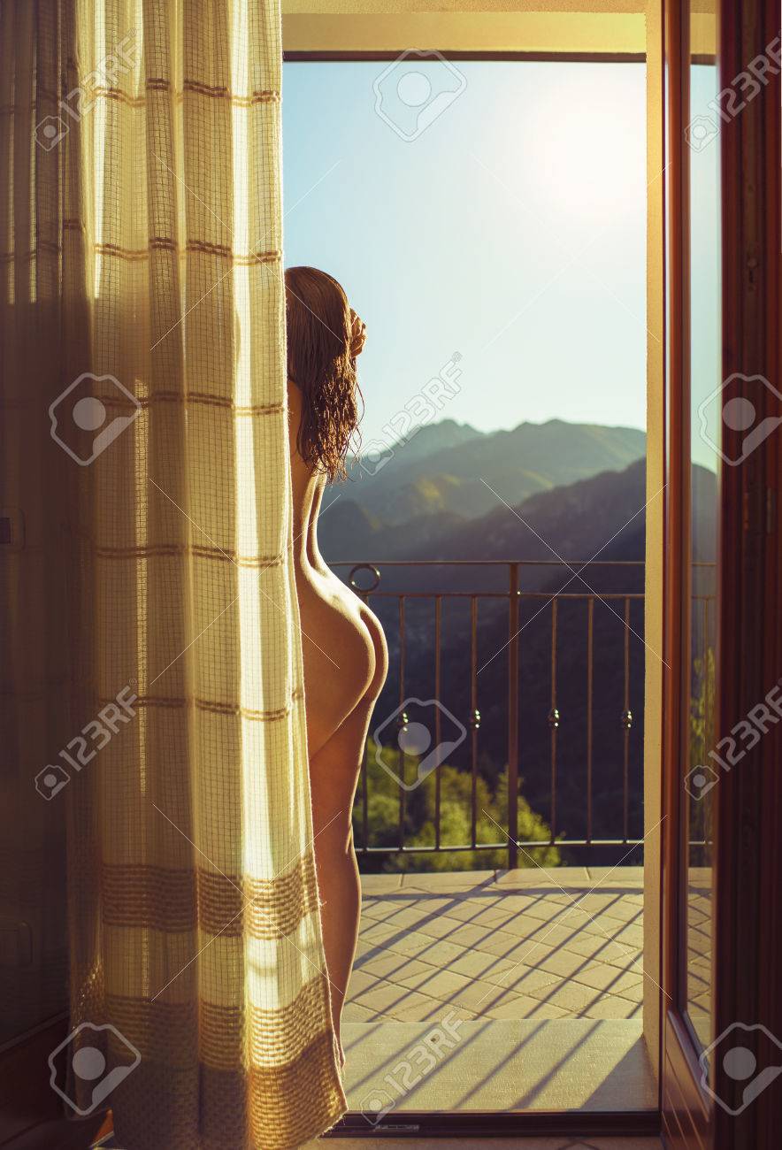 Fotos De Desnudos De Mujer Desnuda En El Balcón Fotos, retratos, imágenes y  fotografía de archivo libres de derecho. Image 69245798