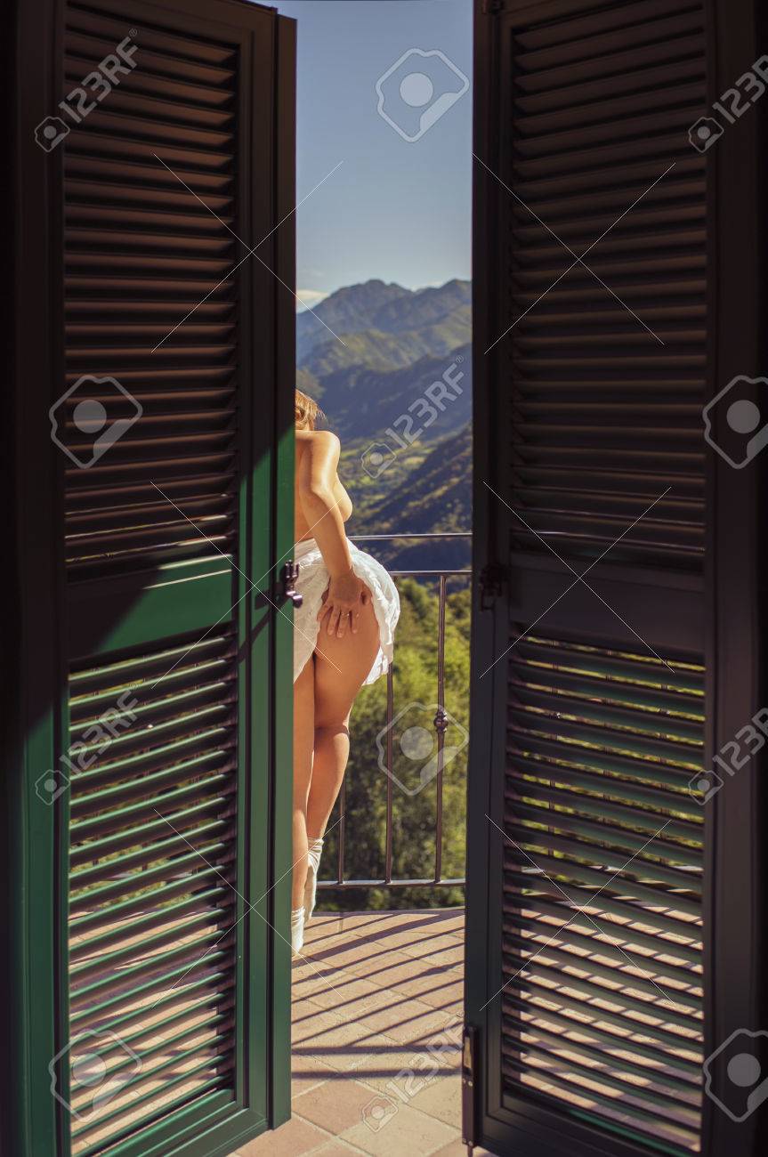 Photos Nues De Nu Féminin Sur Le Balcon Banque DImages et Photos Libres De  Droits. Image 69245784