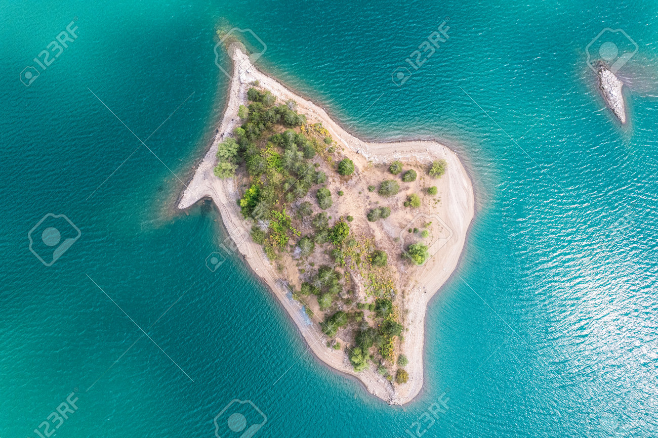 An aerial view of an island in the middle of the ocean photo – Free Beauty  Image on Unsplash, image size:1300x866