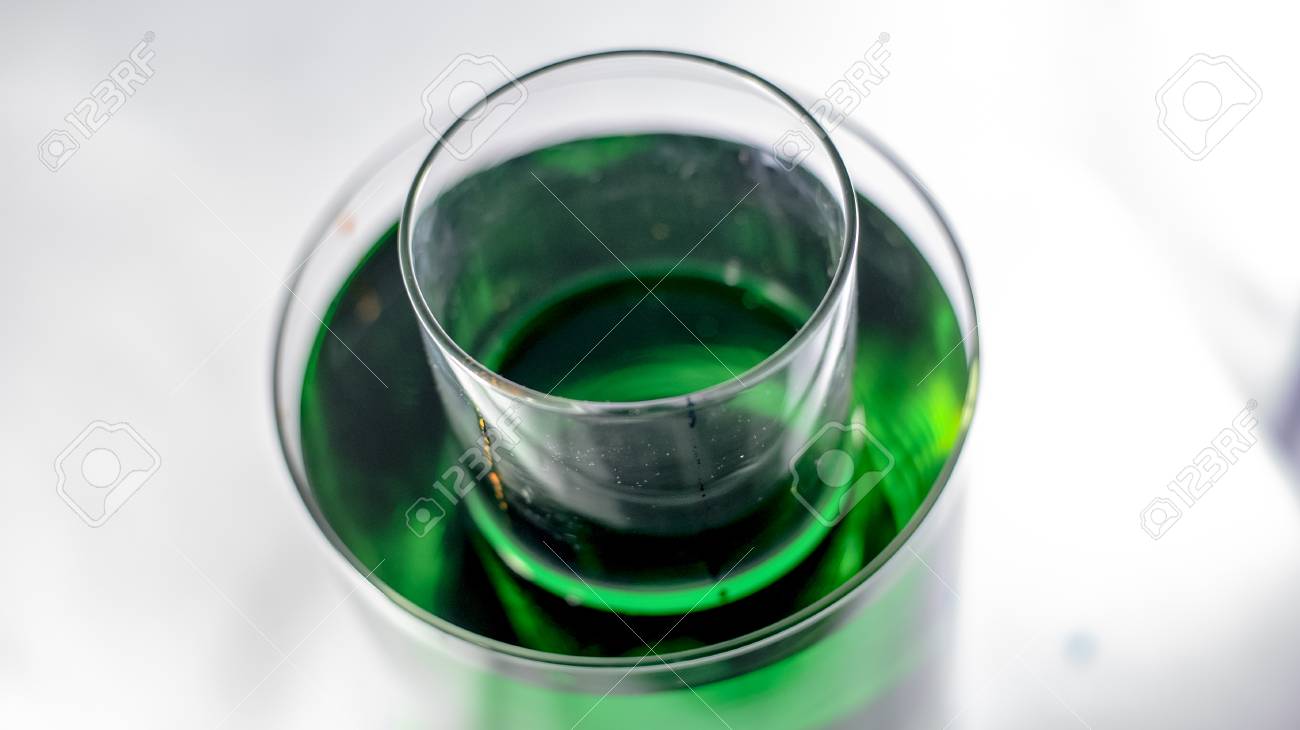 白い背景上危険な緑色の液体 の写真素材 画像素材 Image