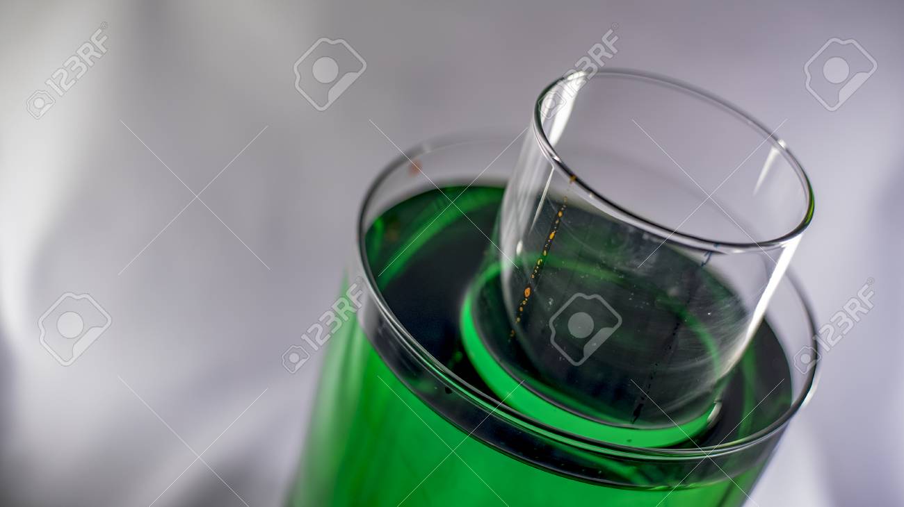 白い背景上危険な緑色の液体 の写真素材 画像素材 Image