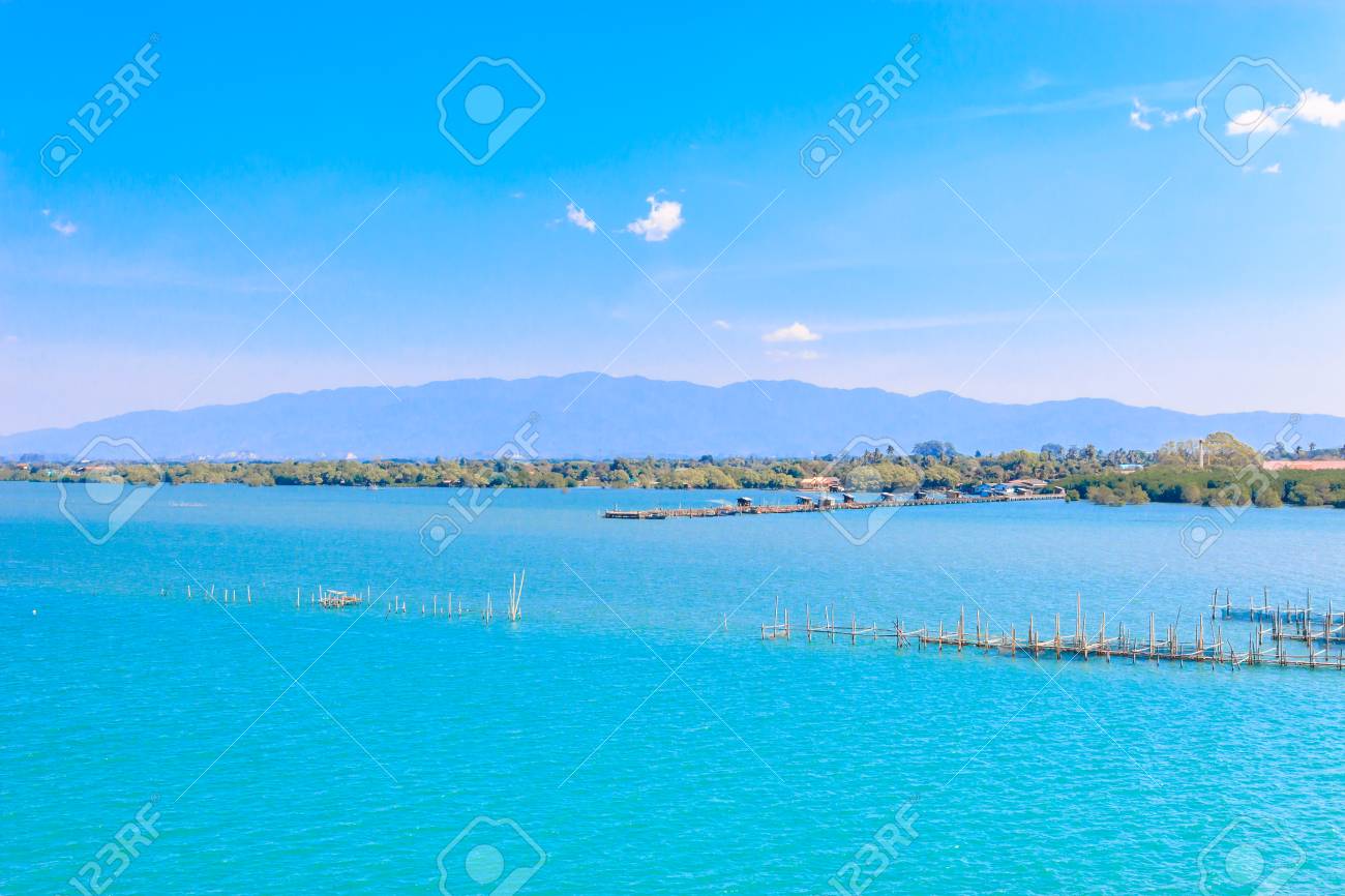 タイの漁師のコミュニティの生活様式と海 青空と緑の土地の風景 の写真素材 画像素材 Image タイの漁師のコミュニティの生活様式と海 青空と緑の土地の風景 の写真素材 画像素材 Image