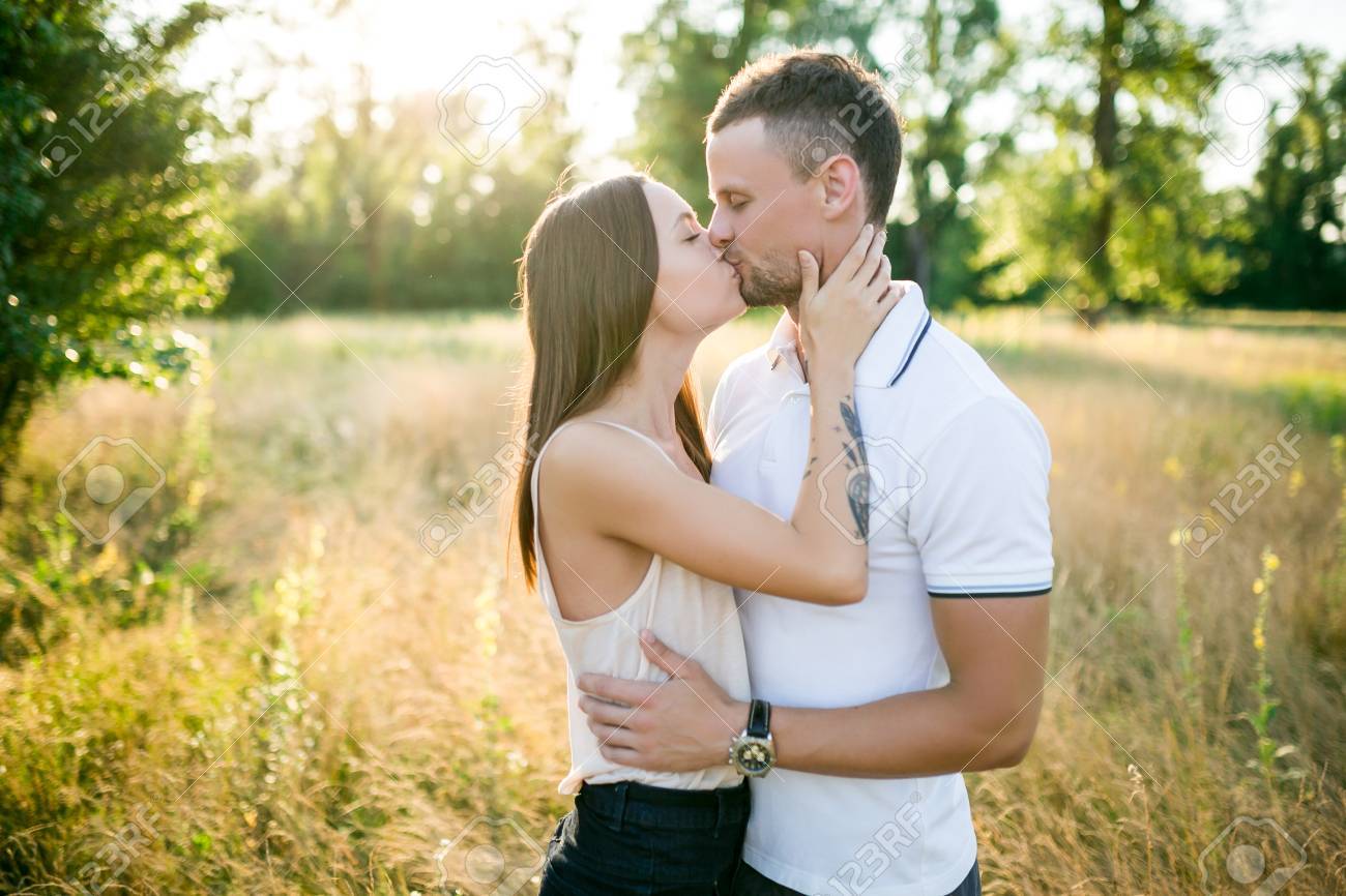 Bonne Jeune Couple Dans La Nature Funfamily Extérieur Baiser Damour