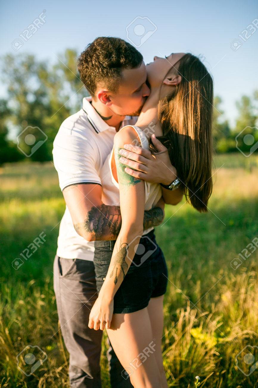 Couple Amoureux Debut D Une Histoire D Amour Un Homme Et Une Jeune Fille Avec Un Tatouage Sur La Nature Banque D Images Et Photos Libres De Droits Image