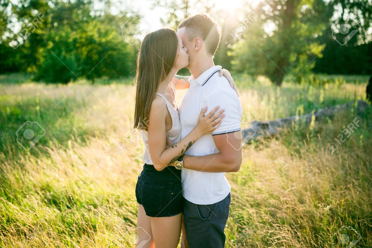 Bonne Jeune Couple Dans La Nature Funfamily Extérieur Baiser Damour