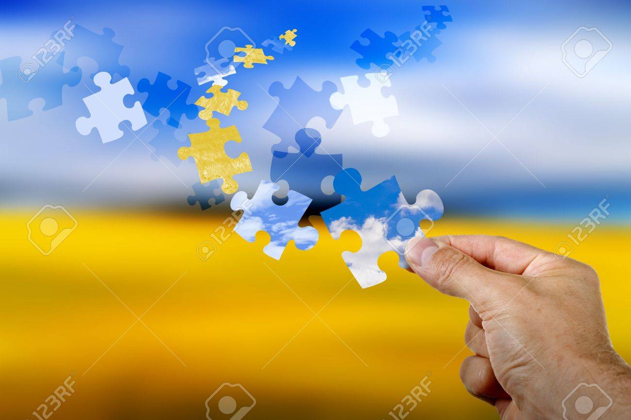 カラフルなパズルのピースを空を飛んで の写真素材 画像素材 Image