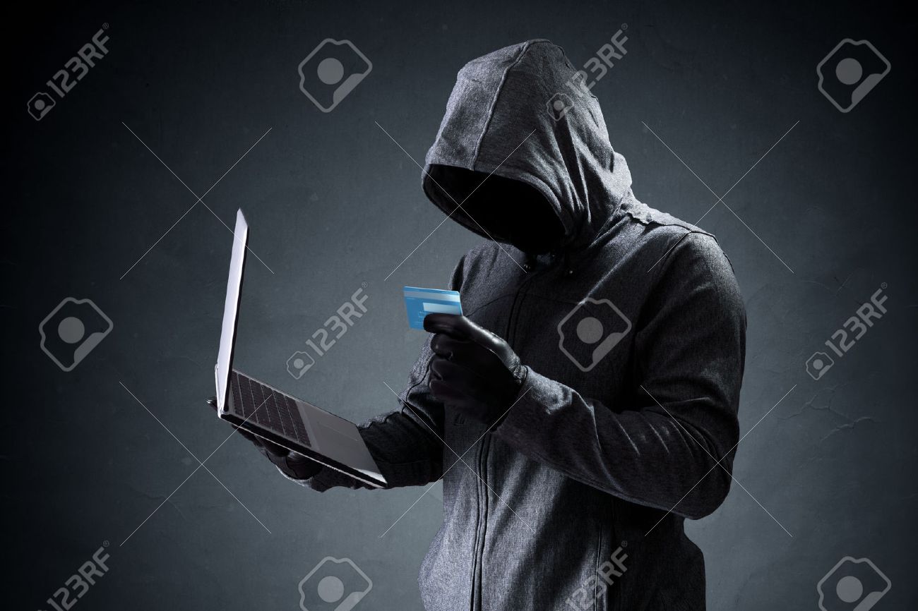 クレジット カード ネットワーク セキュリティ 個人情報の盗難 コンピューター犯罪のためのノート パソコンの概念からデータを盗むコンピューター ハッカー の写真素材 画像素材 Image 35905417