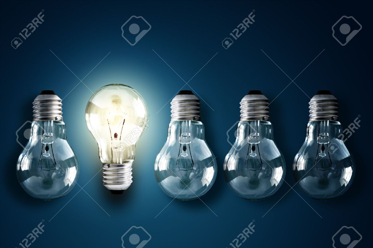 Beleuchtet Glühbirne In Einer Reihe Von Dim Diejenigen Konzept Für  Kreativität, Innovation Und Lösung Lizenzfreie Fotos, Bilder Und Stock  Fotografie. Image 38970947.