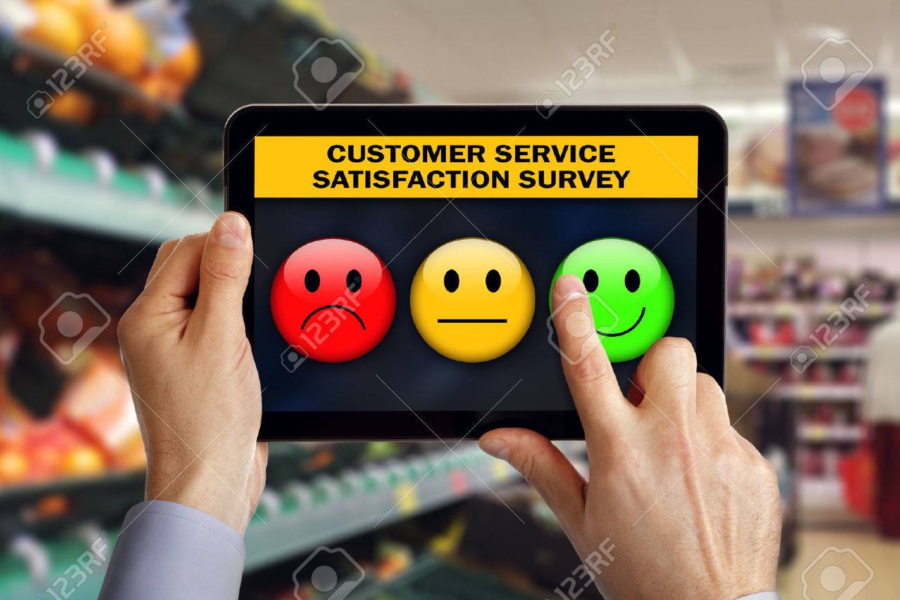 顧客の幸せスマイルの絵文字を選択するサービス満足度アンケート調査の評価と店でデジタル タブレット の写真素材 画像素材 Image