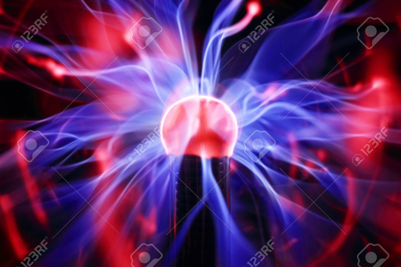 プラズマ ボール ランプ エネルギー 電力 電気 科学 物理学の光るガラス球の概念に触れる の写真素材 画像素材 Image