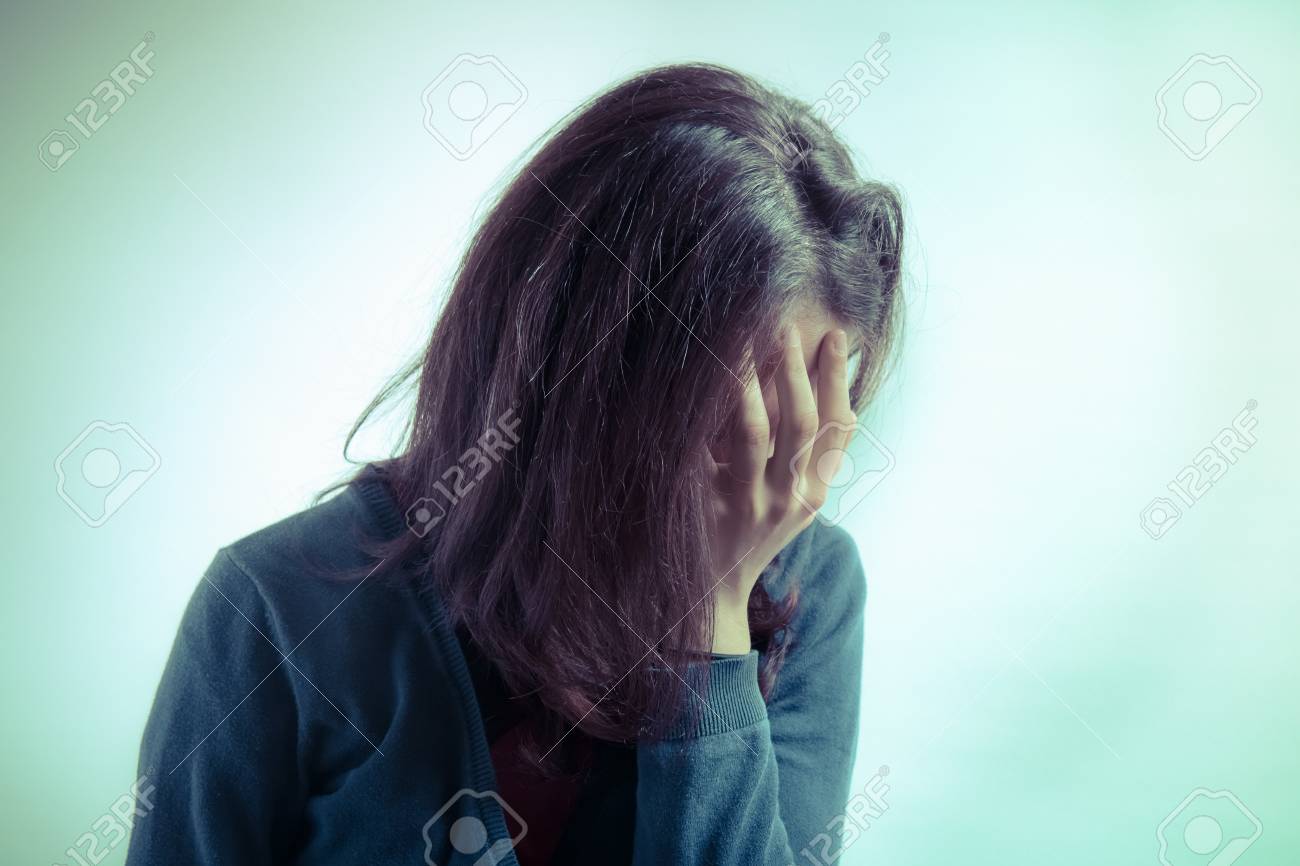 今女の子の暴力の概念 彼女は片手で顔を覆っています の写真素材 画像素材 Image 今女の子の暴力の概念 彼女は片手で顔を覆っています の写真素材 画像素材 Image