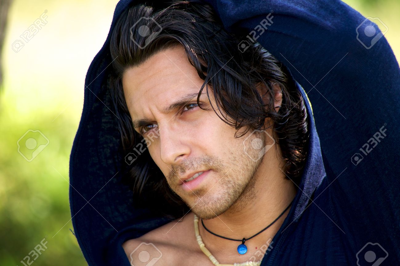 物思いにふける夏のイタリア語の男性モデルの肖像画 の写真素材 画像素材 Image