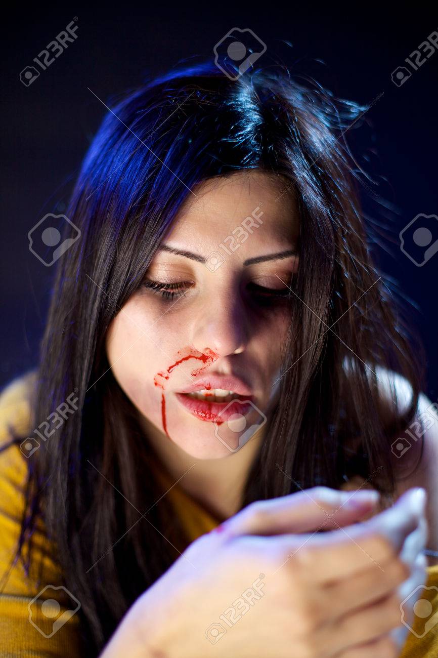 絶望的な女性の顔や手に血を探しています の写真素材 画像素材 Image 絶望的な女性の顔や手に血を探しています の写真素材 画像素材 Image