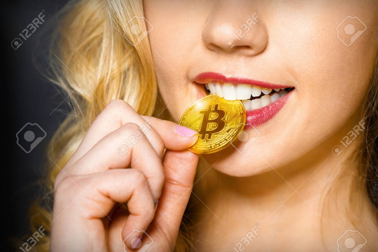 セクシーなブロンドの女の子は、彼女の歯を助けて信憑性のためにビットコインをチェックします。ビットコインの写真素材・画像素材 Image 96106419