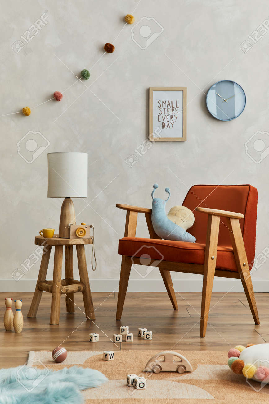 Elegante Composición Del Acogedor Interior De La Habitación De Un Niño Escandinavo Con De Afiche Falso, Sillón Rojo, Lámpara Elegante, Juguetes De Peluche Y Colgantes. Pared Creativa, Moqueta En El