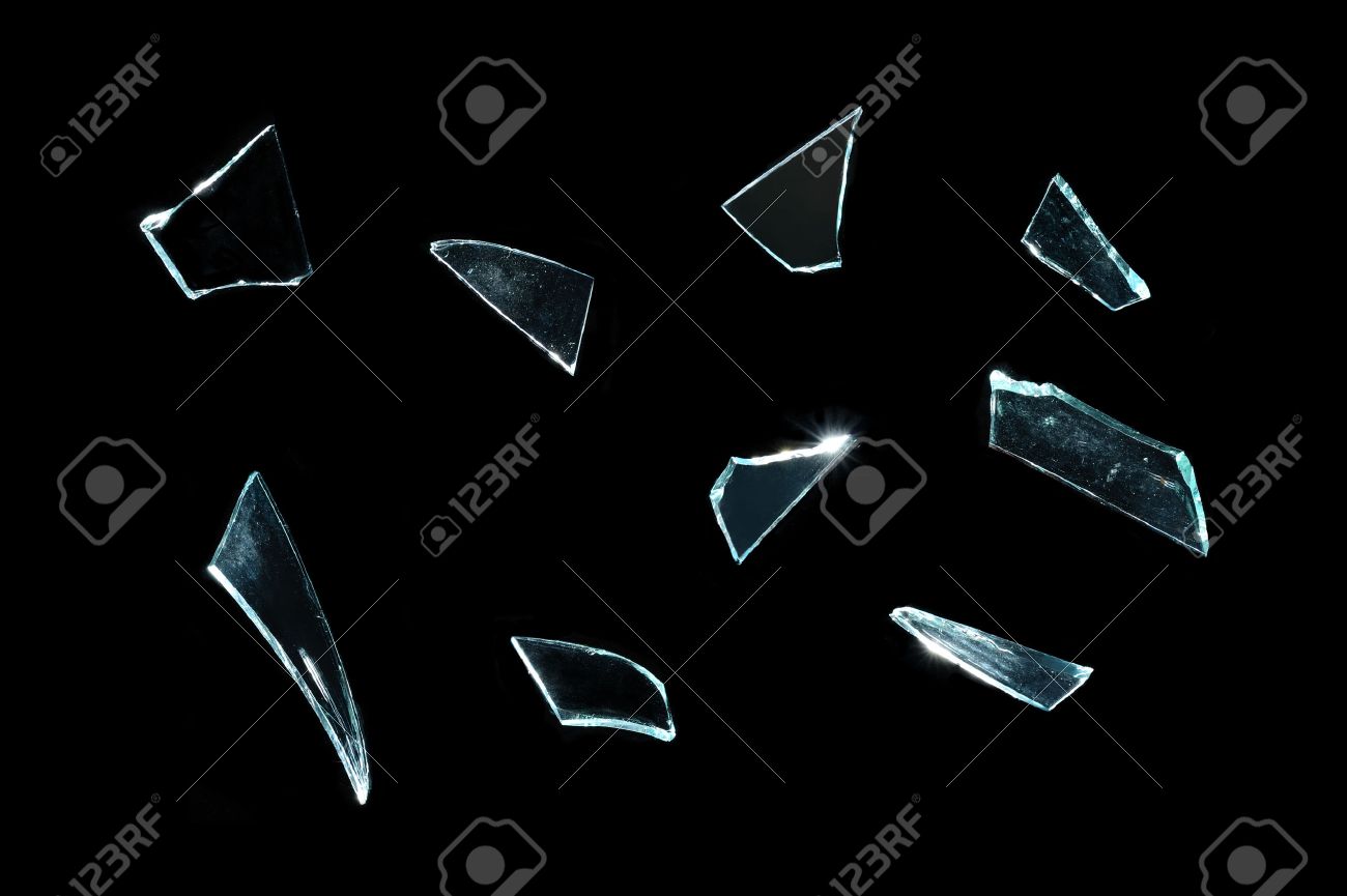 黒の上の鋭いガラスの破片 の写真素材 画像素材 Image