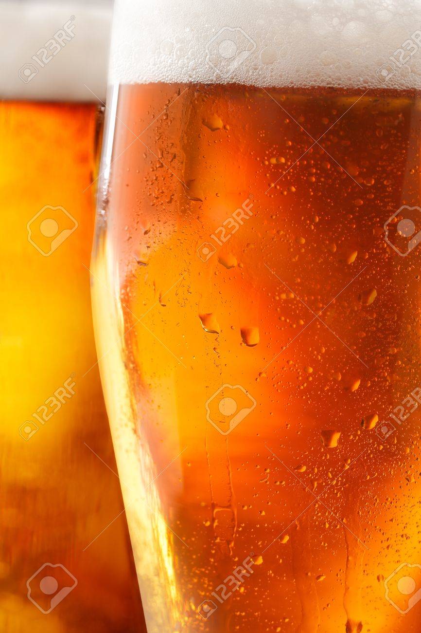 結露がガラスの外側をビーズからの泡状の頭や水滴と冷たいビールのグラスのトリミングのクローズ アップ の写真素材 画像素材 Image