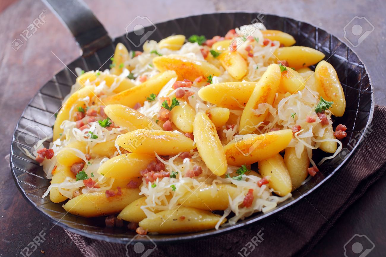 ジャガイモ団子と麺 鍋で伝統的なドイツ語のレシピ Schnupfnudeln として知られている形を揚げ指 の写真素材 画像素材 Image