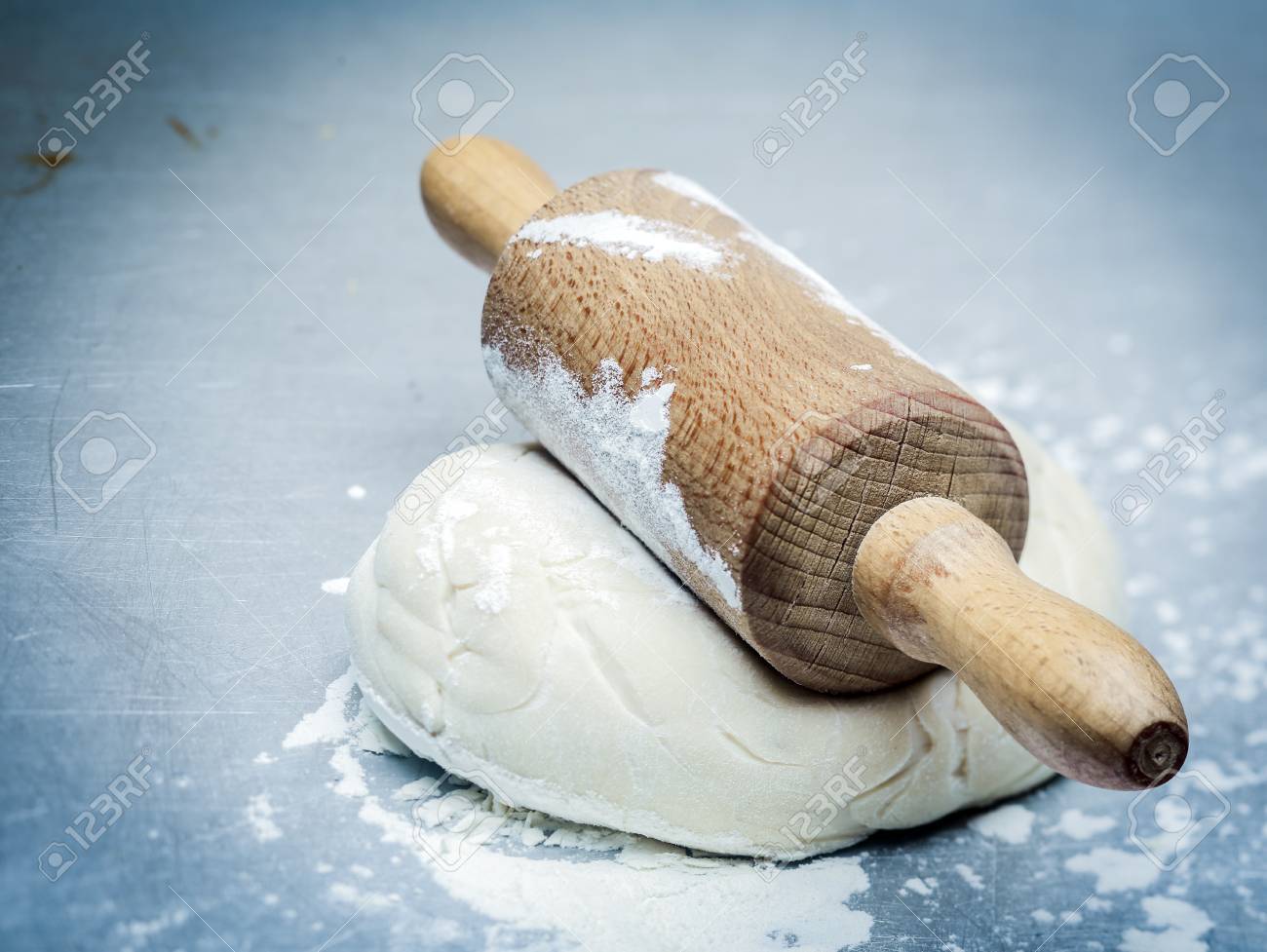 Tumulo di pasta che è stato permesso aumento superiore sormontato da ... E pronto il permesso