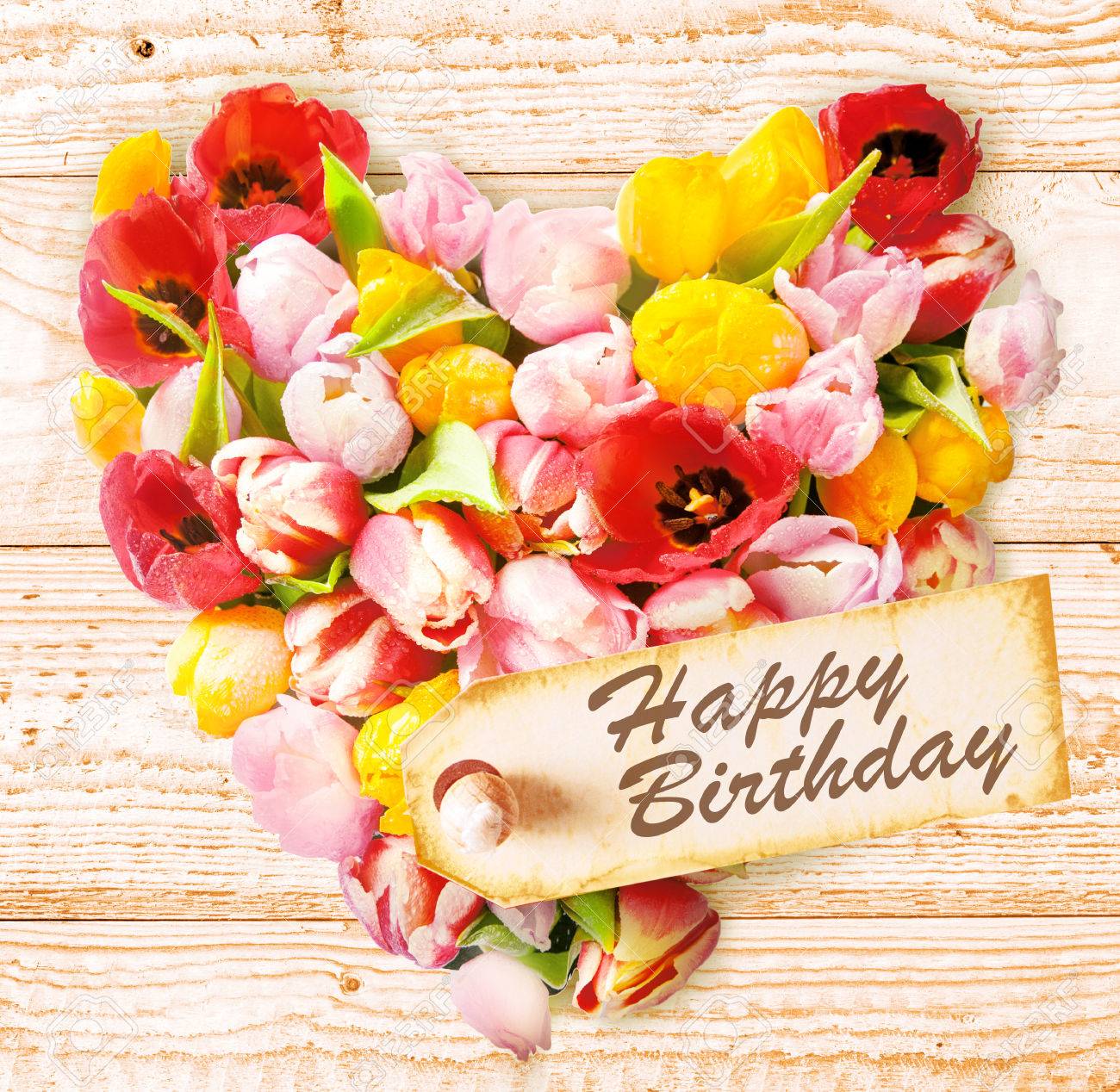 象徴的なハート型アレンジ素朴な木製の背景にチューリップのメッセージ ハッピーバースデー ギフト タグで愛する人のための花ハートはセンチメンタルに誕生日の挨拶 の写真素材 画像素材 Image