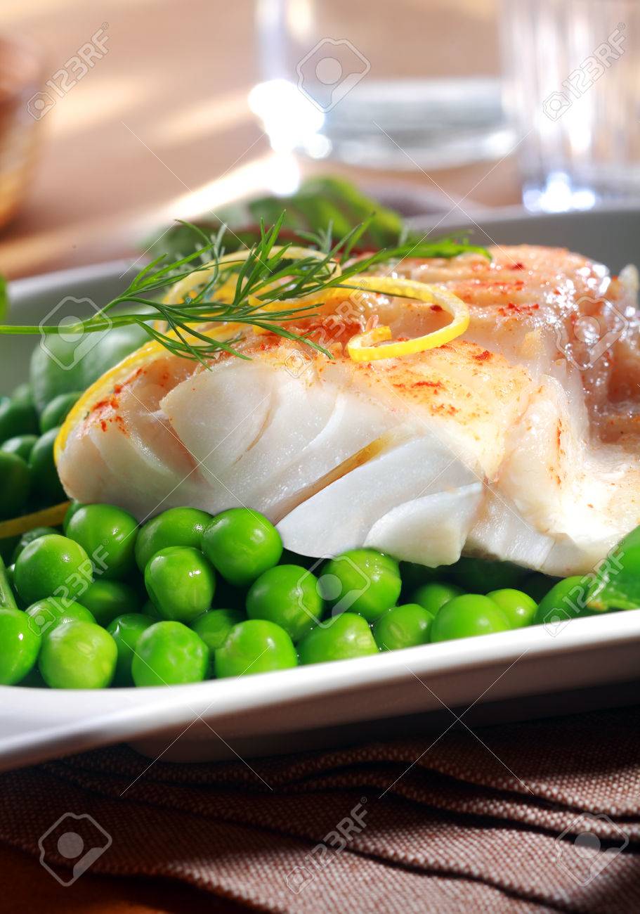 ジューシーな緑ぷちランドマーク エンドウ豆 レモン ディル レストランでのグリルまたはオーブンで焼かれた魚の切り身の海鮮料理食事 の写真素材 画像素材 Image