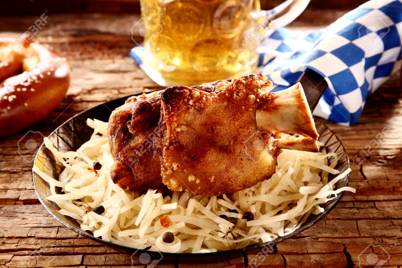 Grille Ou Jarret Roti De Jambon Servi Sur Un Lit De Fromage Avec