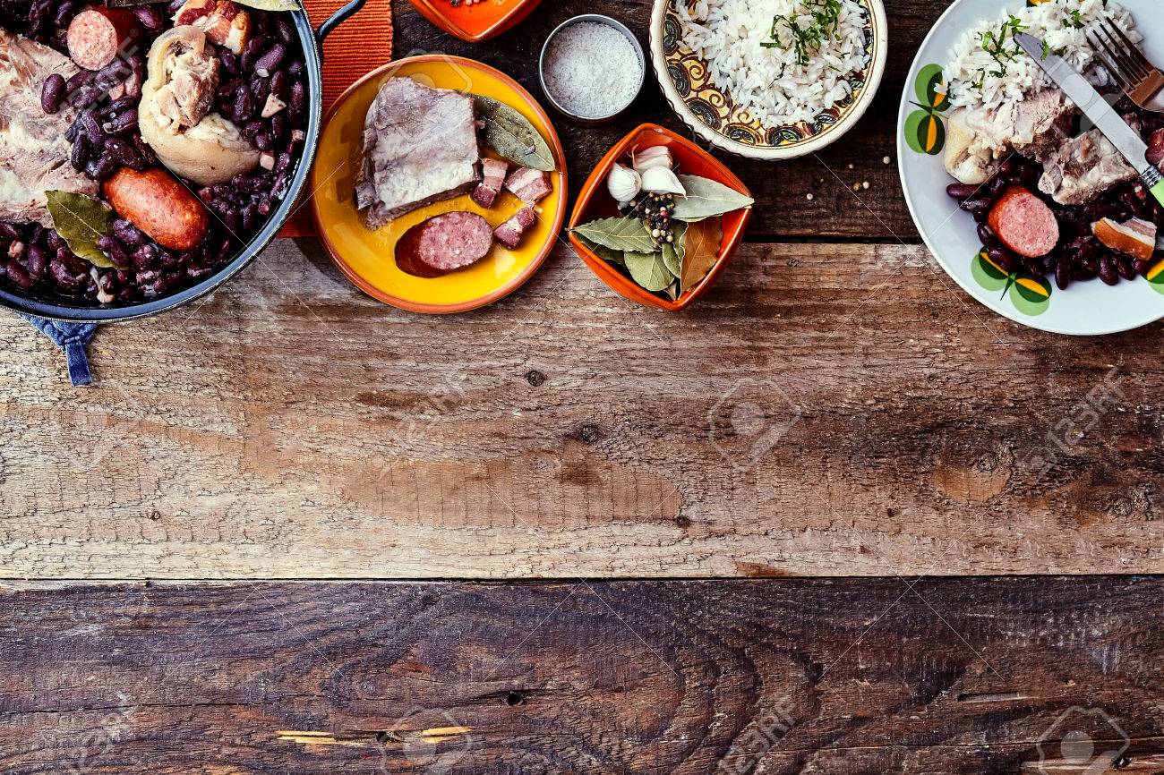 伝統的なブラジルのbeanと肉料理の高角ビューは コピースペースと素朴な木製テーブルにサイドプレートとガーニッシュで提供 の写真素材 画像素材 Image