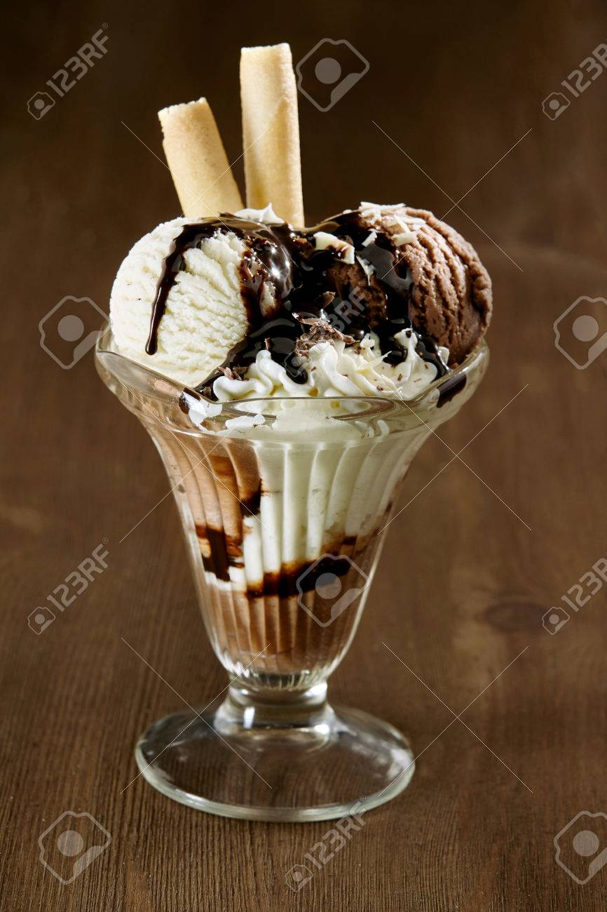 Kostliche Vanille Und Schokolade Eis Eisbecher Mit Schokolade Und Wafer Kekse In Einem Hohen Glas Auf Einem Holzernen Theke Serviert Nahaufnahme Seitenansicht Lizenzfreie Fotos Bilder Und Stock Fotografie Image 55546633