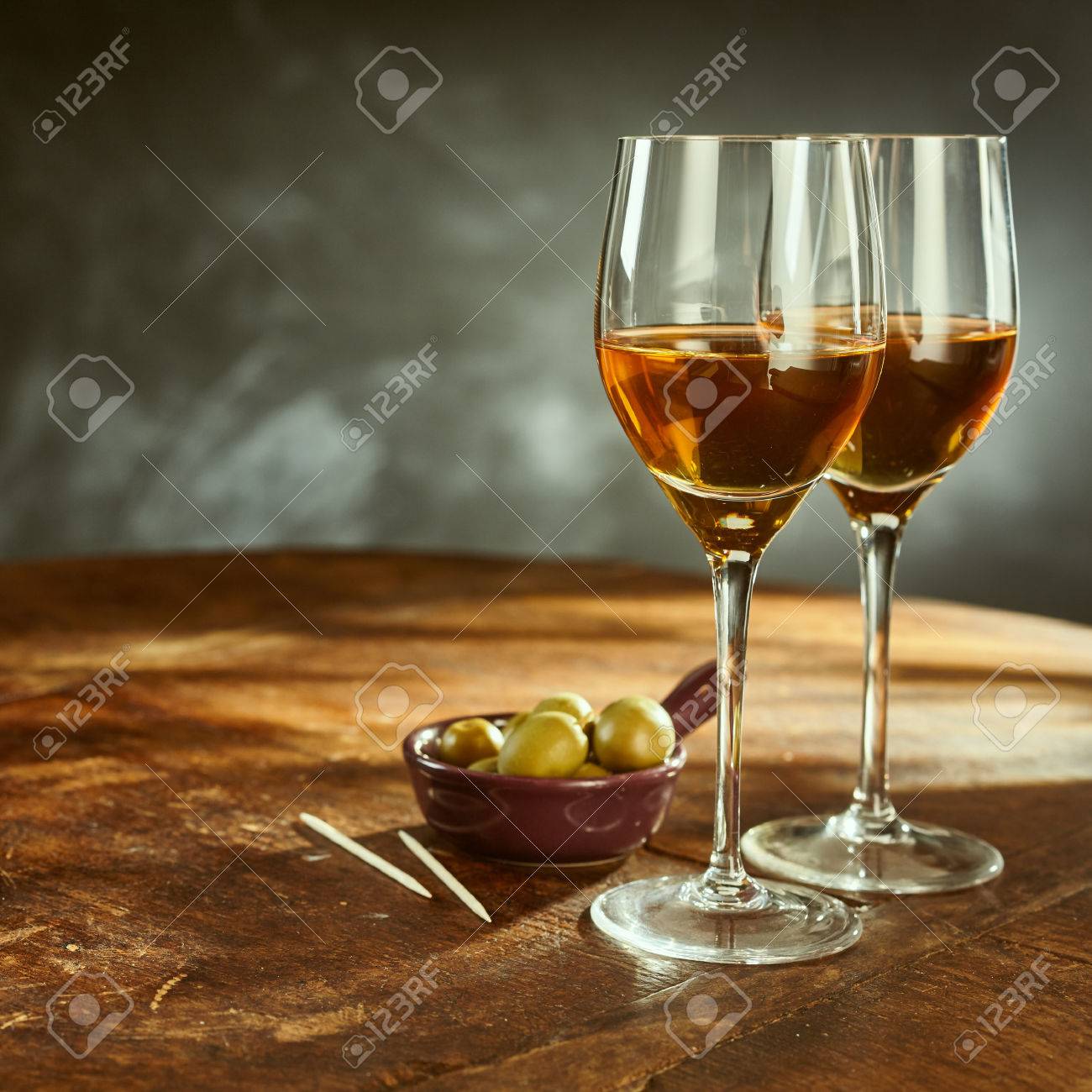Profil Stillleben Von Zwei Glaser Warmes Sherry Wein Auf Rustikalem Holztisch Mit Grunen Oliven Und Picks Lizenzfreie Fotos Bilder Und Stock Fotografie Image 56708430