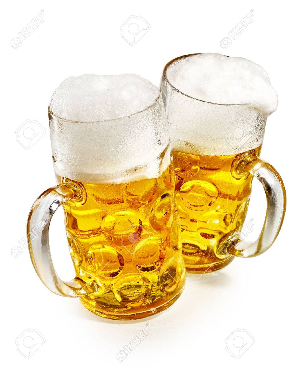 輝くゴールデン泡ビールのマグカップを 2 パイント ホワイト ドイツ オクトーバーフェストの概念上の高角の表示 の写真素材 画像素材 Image