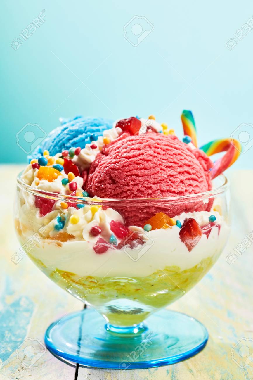 Kinder Eisbecher Mit Sussigkeiten Und Zuckerstangen Im Glas Lizenzfreie Fotos Bilder Und Stock Fotografie Image 74249511