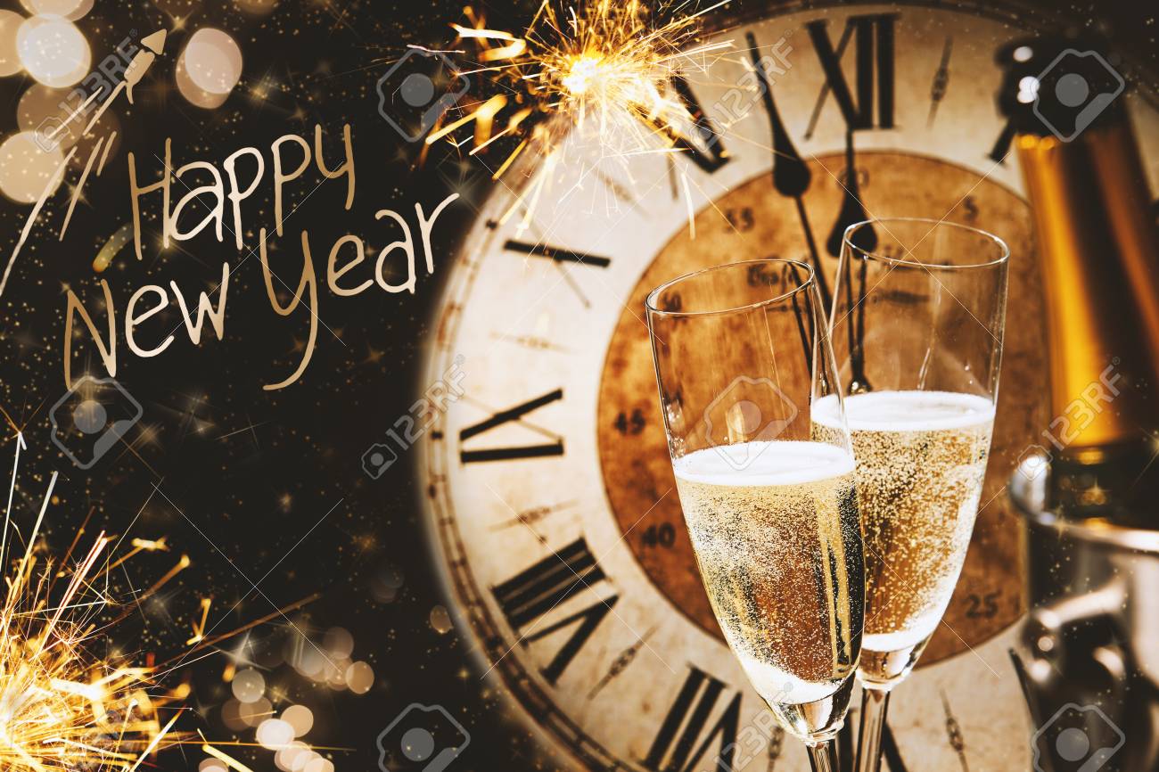Carte De Voeux De Bonne Annee Avec Du Champagne Devant Une Horloge Comptant Jusqu A Minuit Et Un Bokeh Etincelant De Lumieres De Fete Et De Feux De Bengale Banque D Images Et Photos Carte De Voeux De Bonne Annee Avec Du Champagne Devant Une Horloge Comptant Jusqu A Minuit Et Un Bokeh Etincelant De Lumieres De Fete Et De Feux De Bengale Banque D Images Et Photos