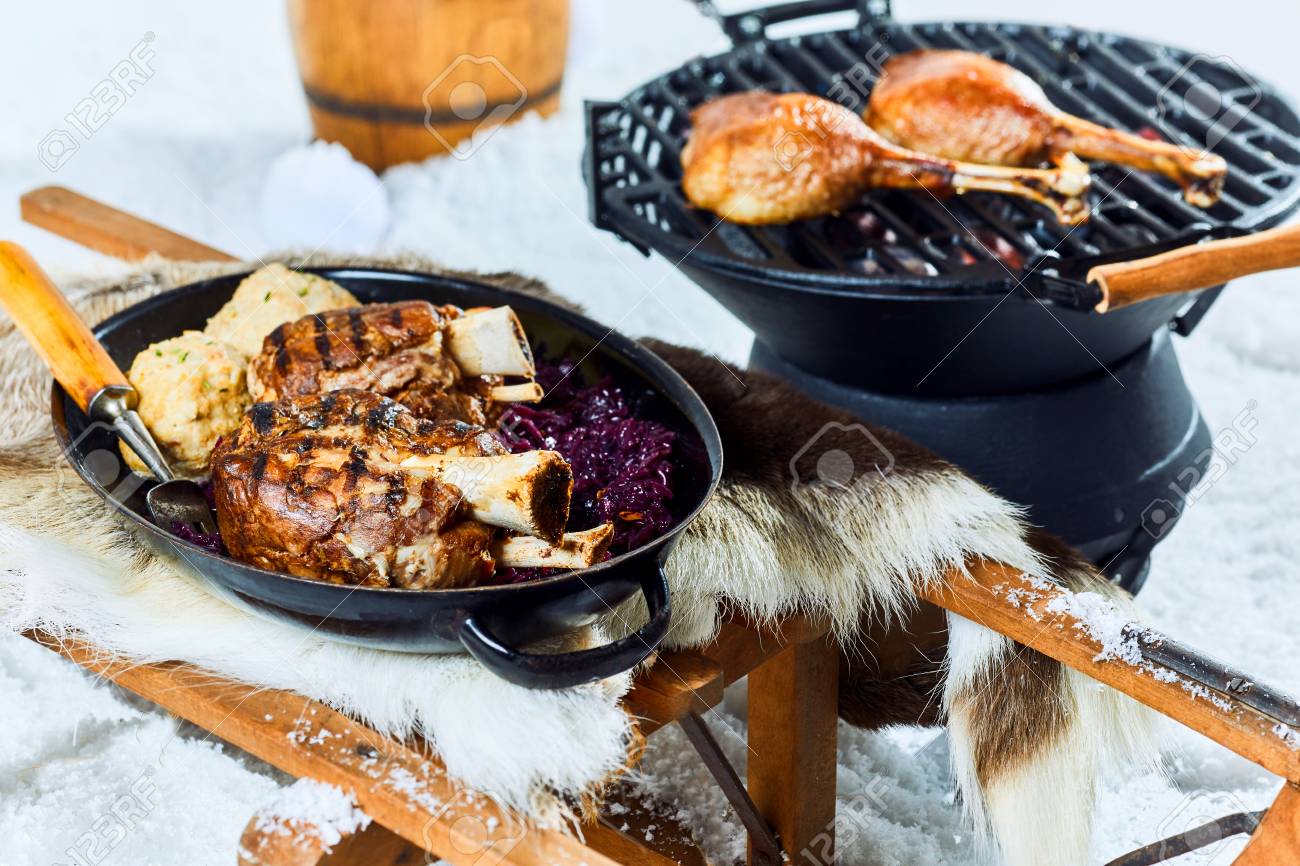 Des Jarrets De Porc Grilles Et Sains Avec Des Boulettes D Un